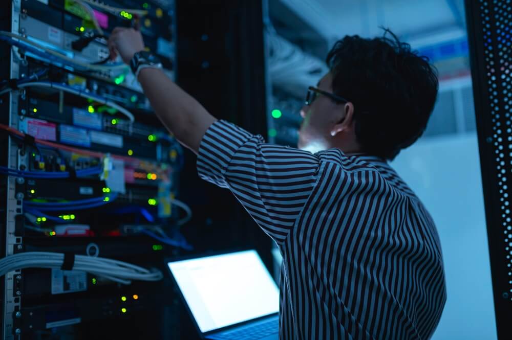 Techniker in Serverraum, Kontrolle