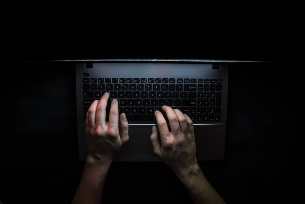 Was passiert nach dem PEN Test, Laptop von oben mit beleuchteten händen