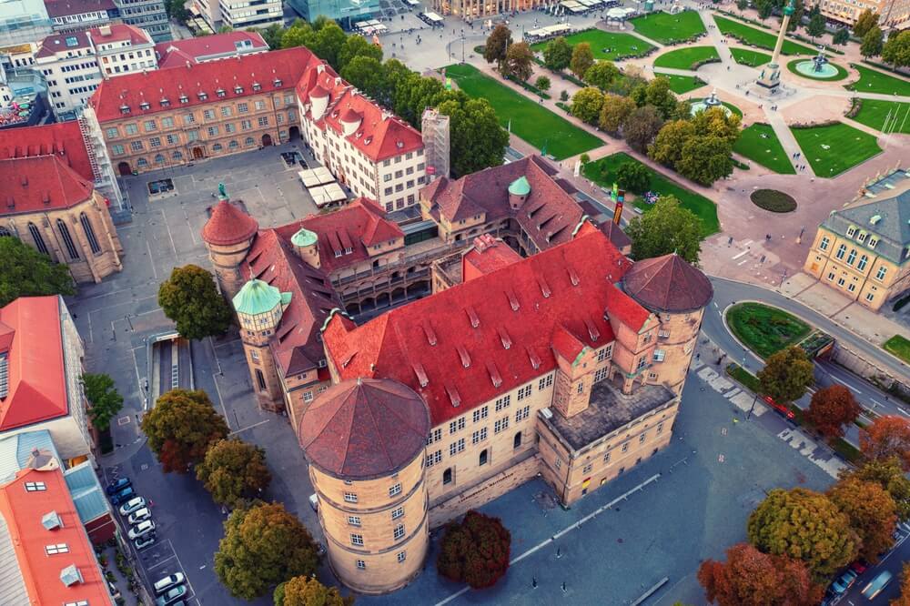 Panoramablick auf die Stadt Stuttgart mit markanten Gebäuden und grünen Parkflächen.