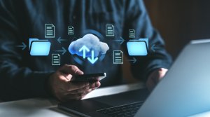 Grafik vergleicht native Backup-Dienste von AWS, Azure, GCP; Fokus auf IT-Security und Komplettlösungen.