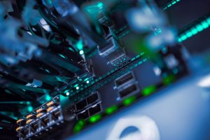 Grafik, die den Unterschied und die Beziehung zwischen Backup und Archivierung sowie Compliance-Anforderungen darstellt