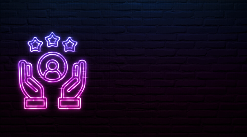 Grafik zeigt Vernetzung von Server, Cloud und PC, symbolisiert die Sicherung von Daten durch Backups.