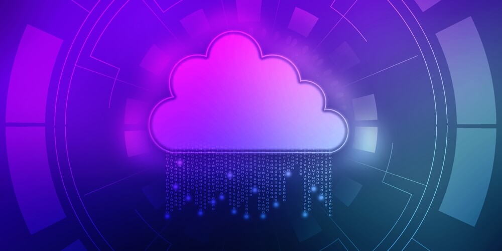 Illustration zeigt Datenübertragung als Backup-Konzept mit Pfeilen von einem Laptop zur Cloud